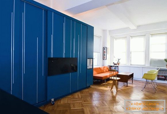 Interior criativo do apartamento em azul
