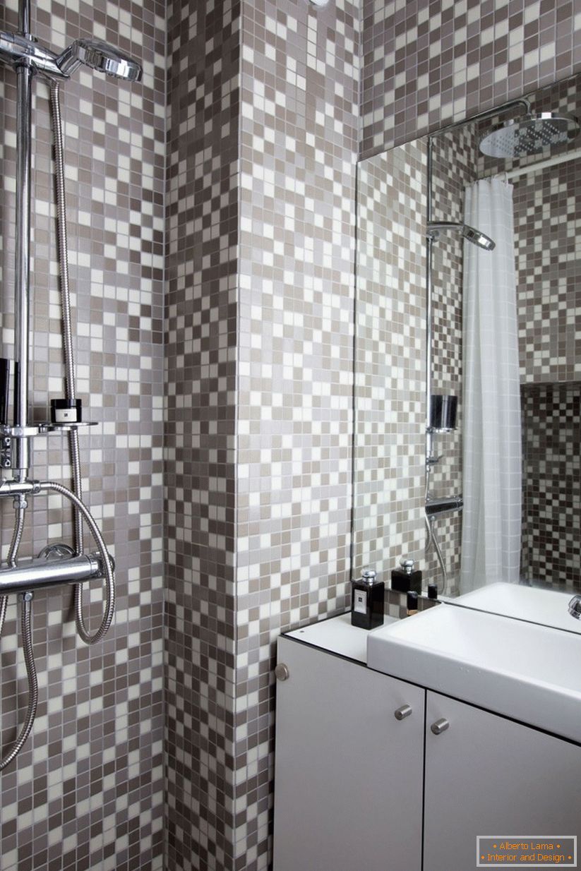 O interior da casa de banho é composto por pequenos azulejos