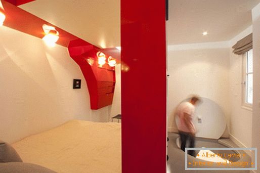 O design original do quarto: um quarto vermelho e branco transformável e um banheiro
