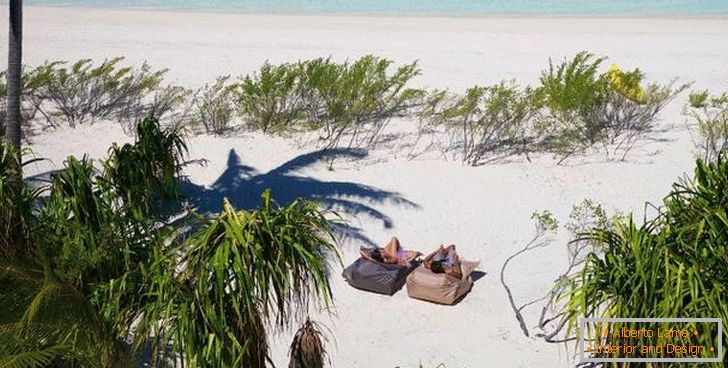 Relaxe na praia no Tahiti