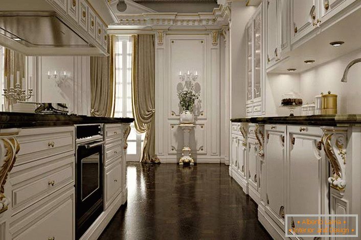 O nobre interior da cozinha nas cores branca e dourada atesta o bom gosto do dono da casa. 