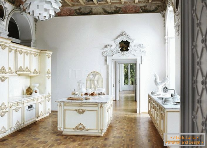 O interior em estilo barroco é decorado de maneira requintada, nobre e funcional.