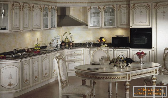A técnica embutida faz o interior da cozinha no estilo barroco.