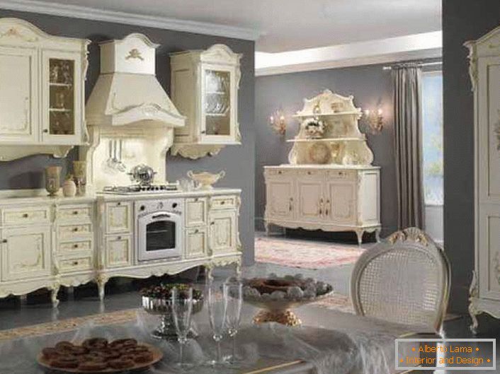 A decoração da cozinha é feita nas melhores tradições do estilo barroco.