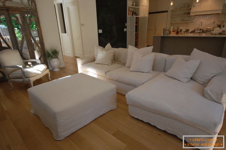 mobília-interior-decoração-clássico-branco-sofás-com-travesseiros-e-mesa-combinado-com-madeira-piso-e-aberto-plano-de-cozinha-inspirador-sala-de-design-idéias-confortável- moderno-sofá-com-soft-le