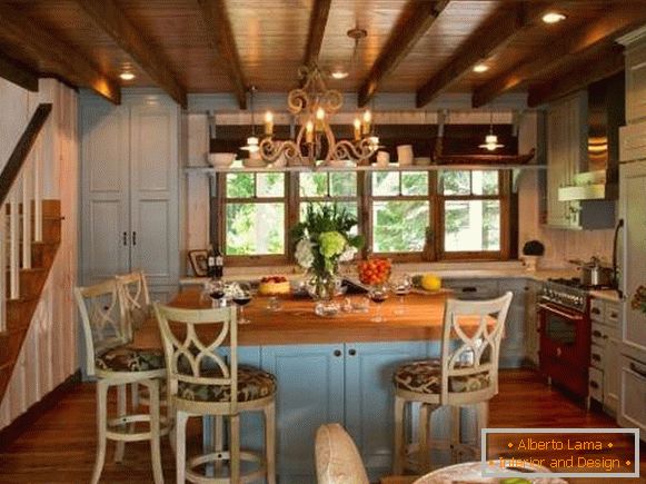 Cozinha de madeira em estilo country azul