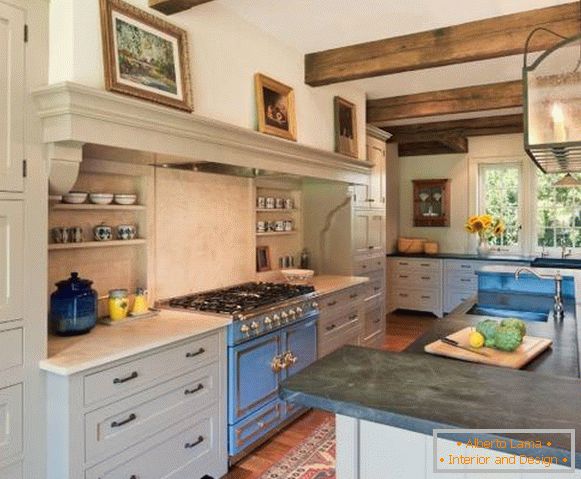 Cozinha elegante Provence com uma prateleira para fotos