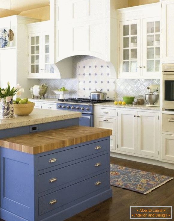 Cozinha branca e azul no estilo da Provence