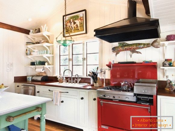 Fogão vermelho na cozinha no estilo de Provence