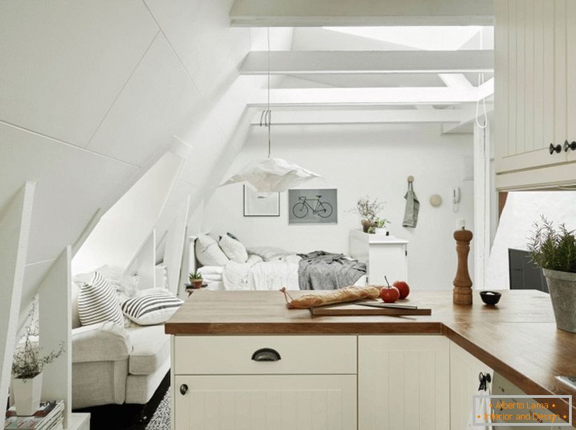 Conexão não-padrão de um quarto com uma área de cozinha na Suécia