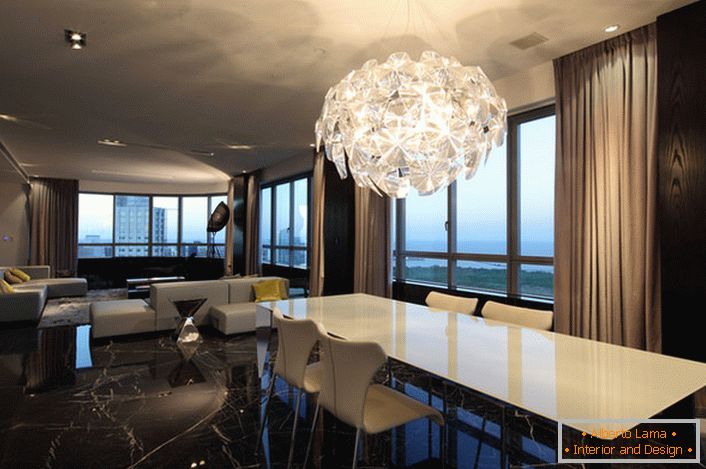 Um enorme lustre para a sala de estar em alta tecnologia dá luz suficiente. Design futurista - uma solução elegante para o interior.