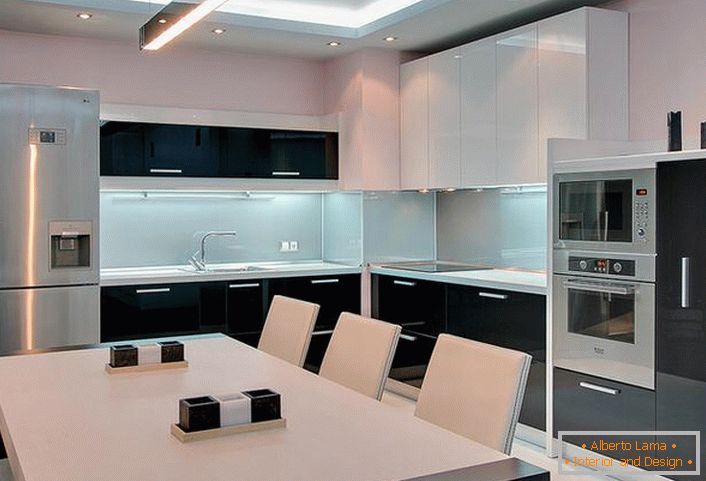 Uma combinação clássica de preto e branco no interior da cozinha num estilo minimalista.