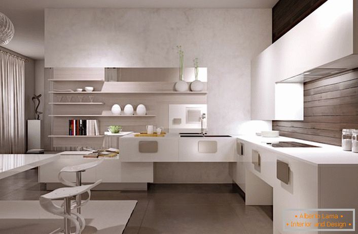 O interior minimalista da cozinha em cor branca é harmoniosamente combinado com a decoração da parede de madeira acima da superfície de trabalho.