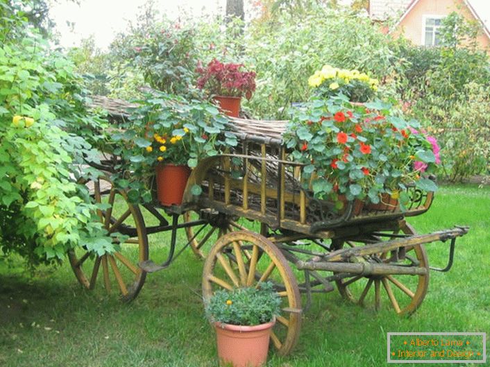 Canteiros de flores originais no estilo campestre podem ser feitos de um carrinho antigo ou de uma bicicleta desnecessária.