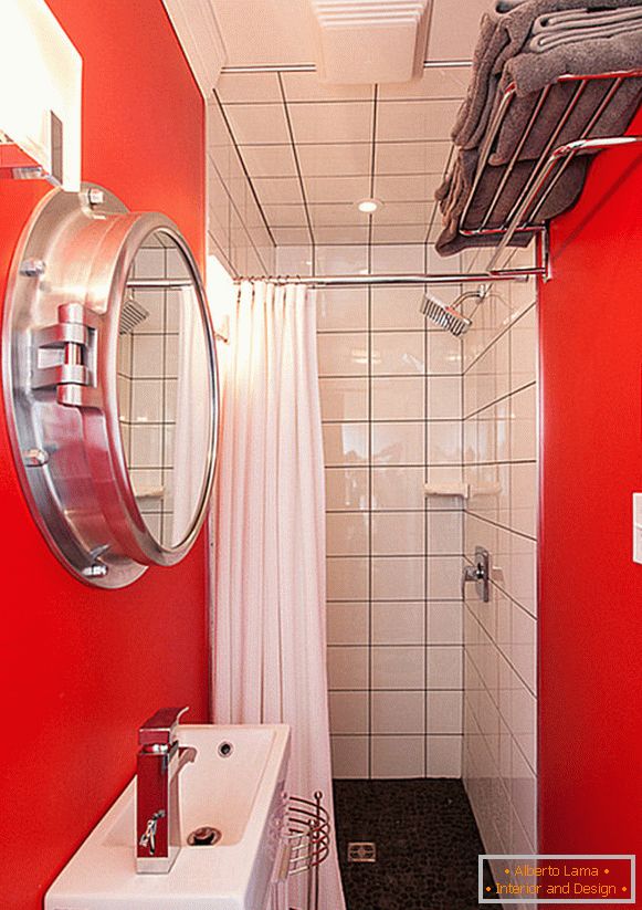 Acabamento vermelho brilhante de uma pequena casa de banho