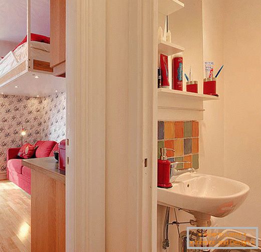 Interior de casa de banho com detalhes em vermelho