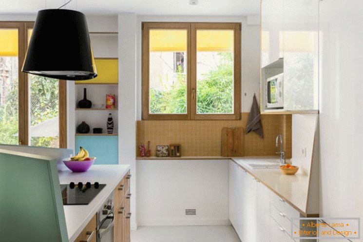 A ideia do interior da cozinha para pequenos apartamentos da MAEMA Architects