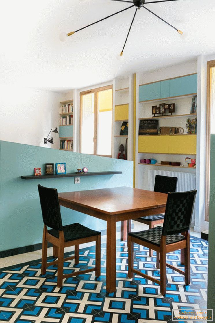 A ideia de um interior de sala de jantar para pequenos apartamentos da MAEMA Architects