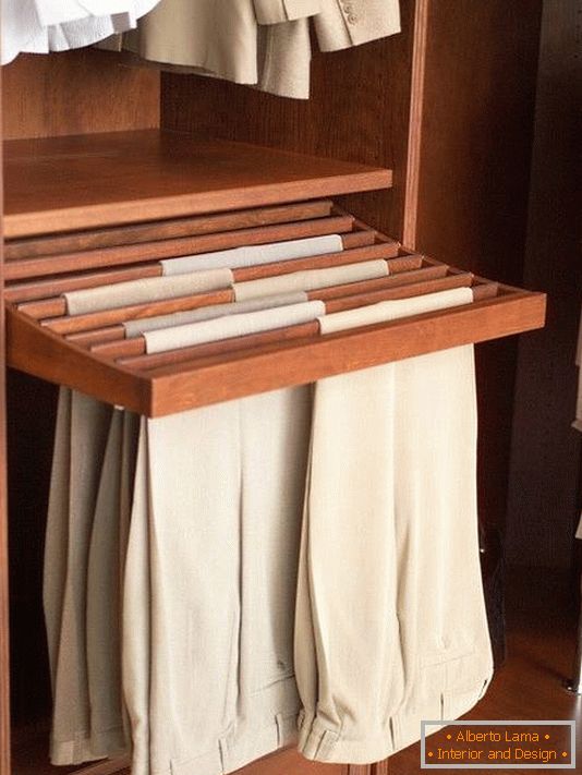 Idéia para armazenar calças no vestiário