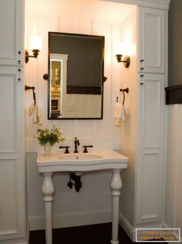 Lave a mesa com espelho e porta-toalhas no banheiro