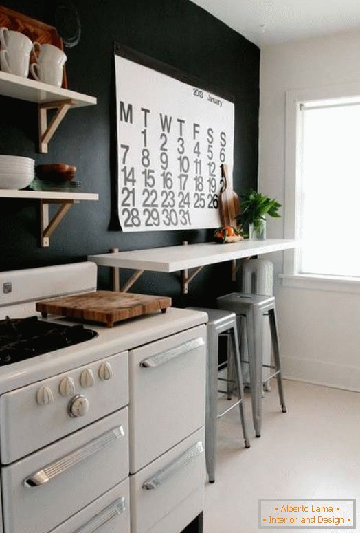 Paredes pretas e móveis brancos na cozinha