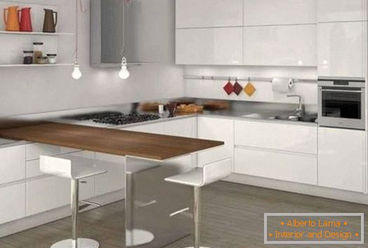 Cozinha branca com uma barra de madeira