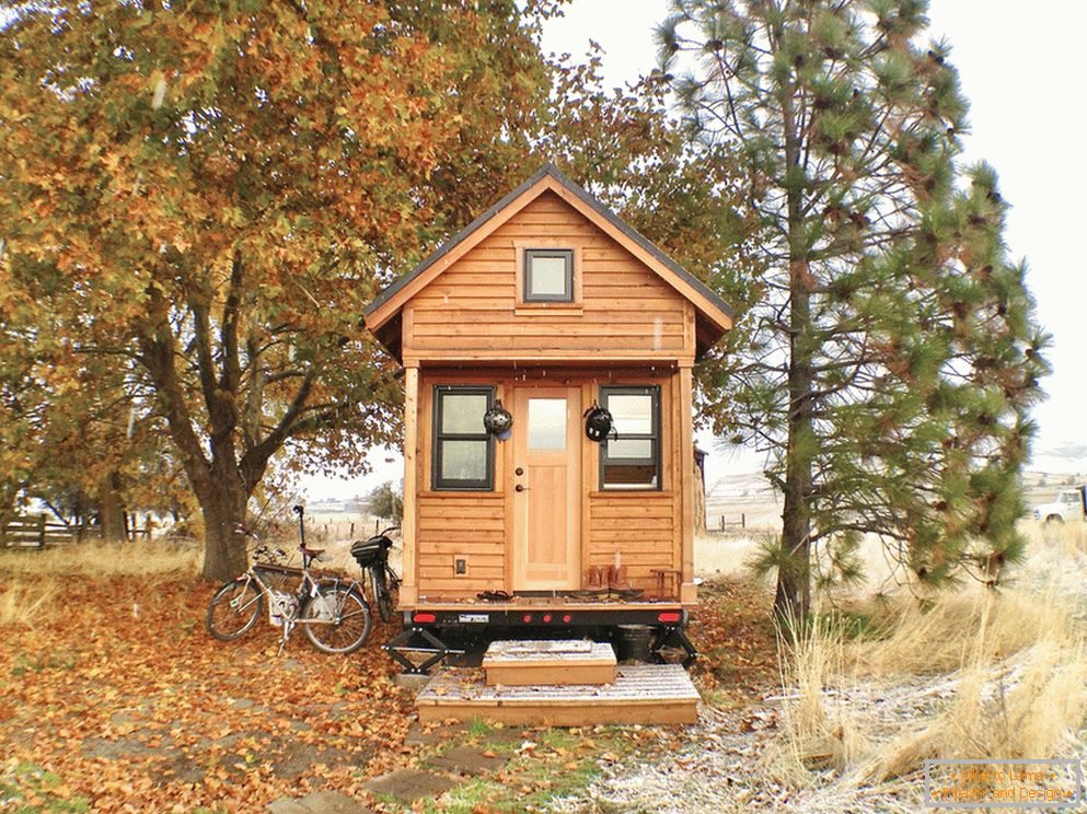 Pequena casa de madeira