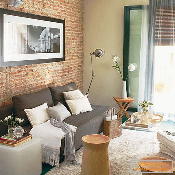 Pequenos apartamentos: alvenaria no interior da sala de estar