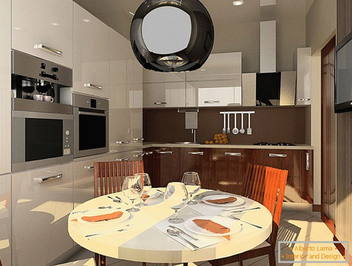 Oi-tech estilo é ideal, se se trata do design de uma pequena cozinha.