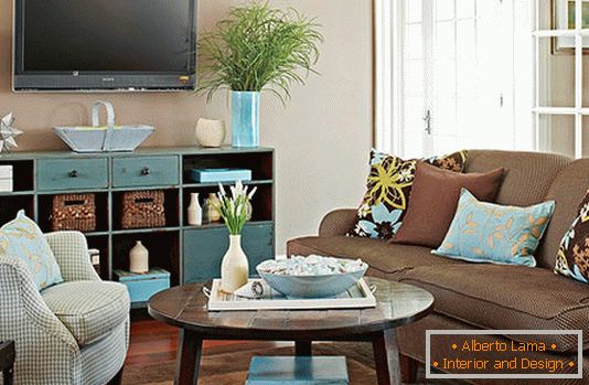 A combinação de chocolate e azul no design da sala de estar