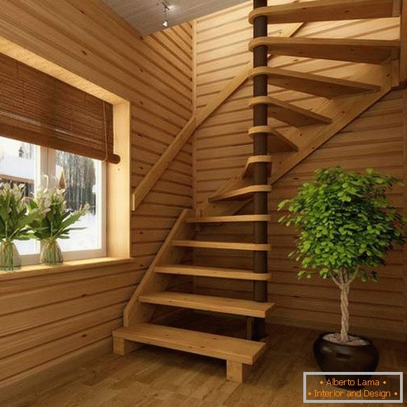 Escadas espirais modernas em uma casa particular feita de madeira