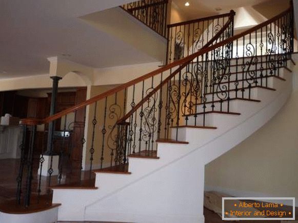 Uma bela escadaria de concreto com trilhos forjados no interior de uma casa particular