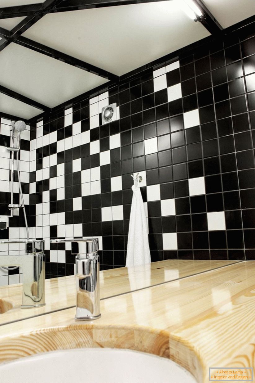 Casa de banho de um apartamento de estúdio incomum na Polônia