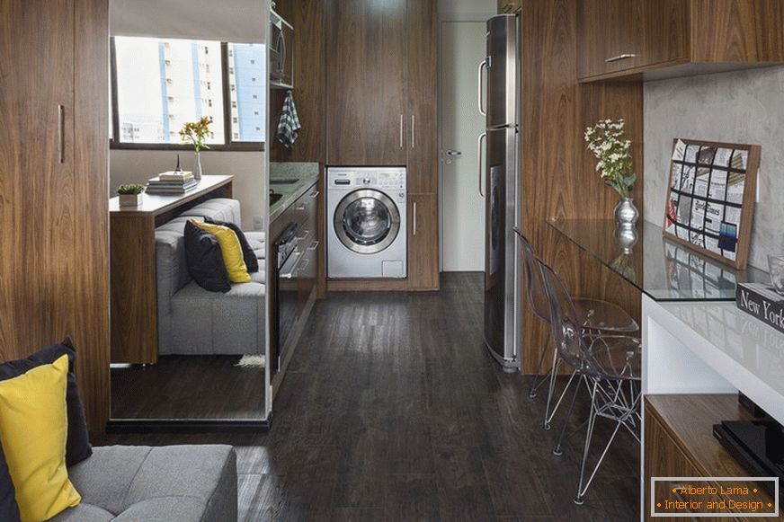 Cozinha compacta e lavadora embutida em um pequeno apartamento no Brasil