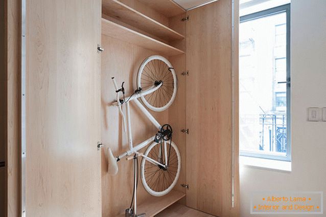 Bicicleta no armário no transformador de apartamento multifuncional