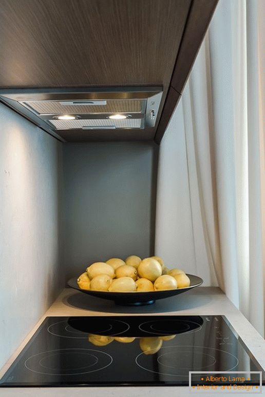Limões perto do fogão na cozinha com o efeito de ilusão de ótica