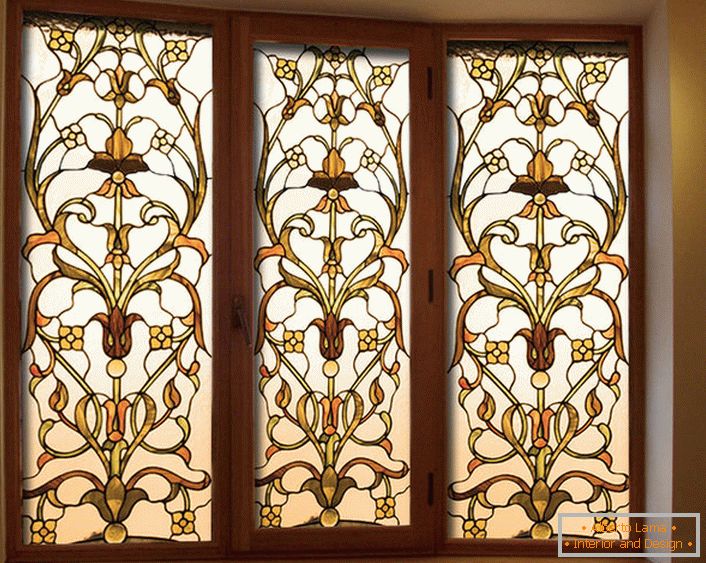 Filme de vidro colorido com um padrão de ouro - uma decoração elegante para o interior de casas de campo.