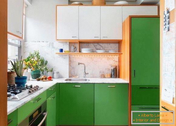 Uma pequena cozinha em tons de branco e verde