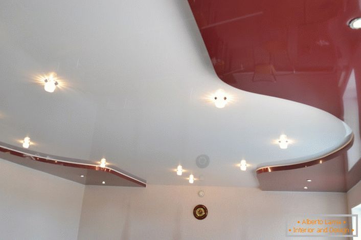 O uso de luminárias suspensas e encastradas permite-lhe bater harmoniosamente a originalidade do tecto.