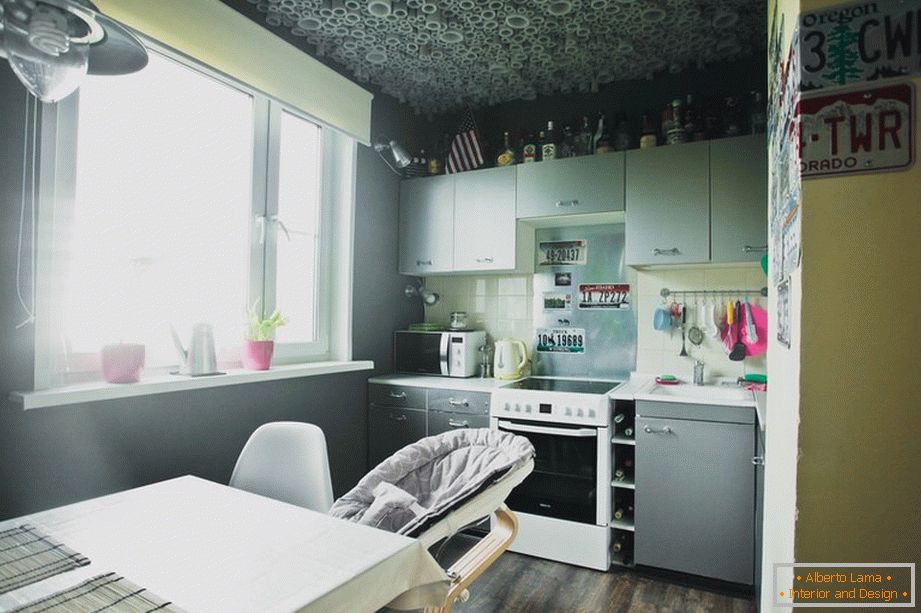 Pequena cozinha aconchegante na cor cinza