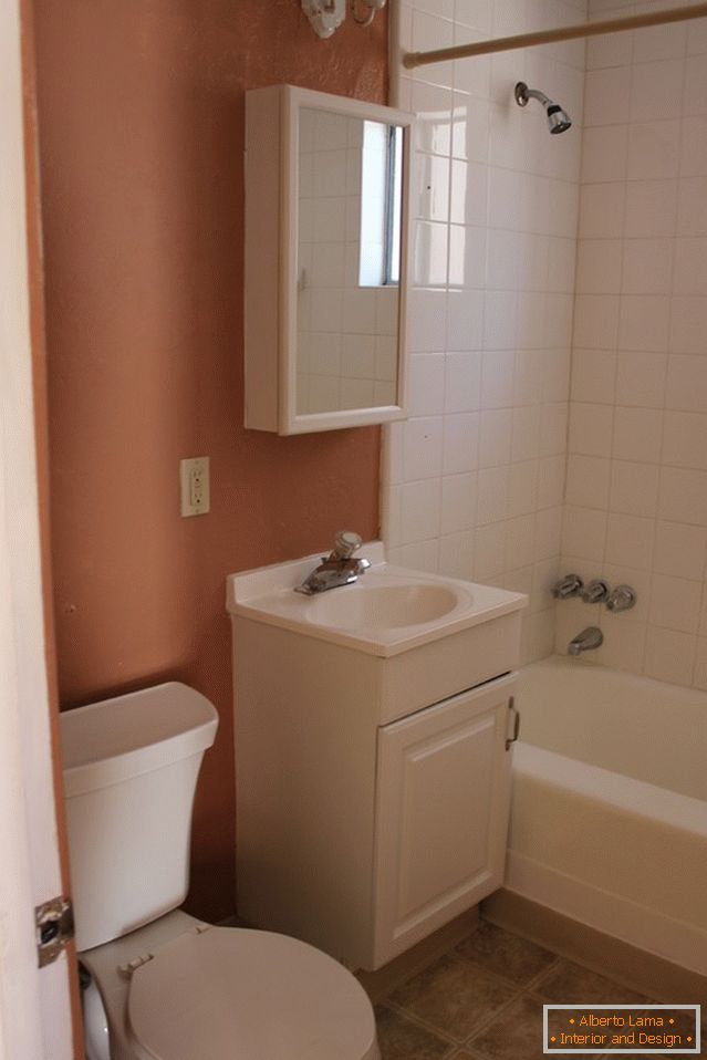 Interior de uma pequena casa de banho antes do reparo