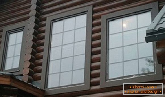 Belo acabamento para janelas em uma casa de madeira, foto 10