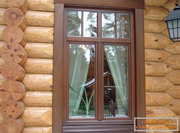 Variantes de platibandas nas janelas de uma casa de madeira, foto 11