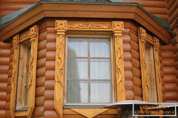 Platibandas esculpidas para janelas em uma casa de madeira, foto 14