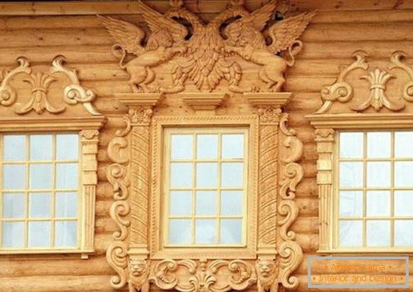 Platibandas bonitas para janelas em uma casa de madeira, foto 5