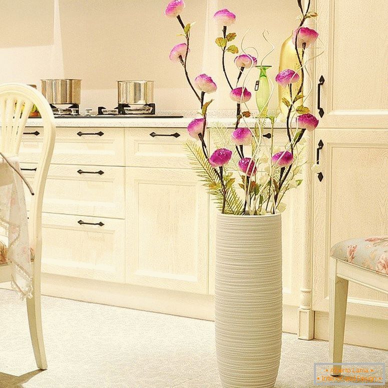 Vaso com flores na cozinha