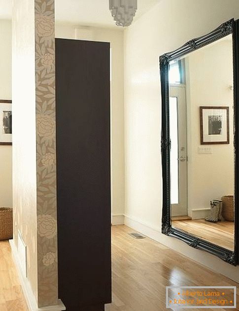 Espelho na parede do corredor em pleno crescimento em um quadro