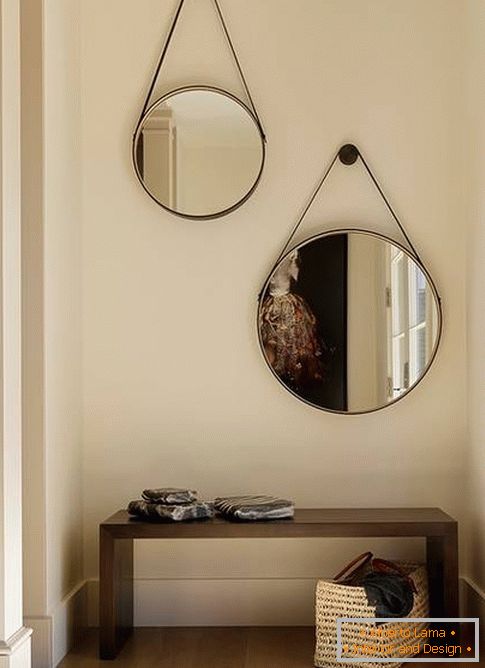 Espelhos redondos no corredor - foto design em estilo moderno
