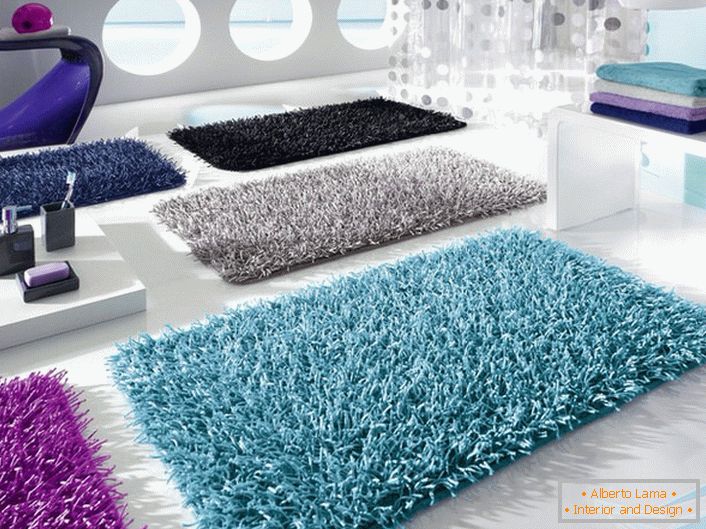 Tapetes de banho coloridos e brilhantes podem ser usados ​​não só para realizar tarefas práticas, mas também para criar uma atmosfera acolhedora e confortável.