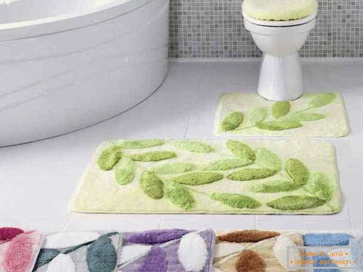 Para o projeto dos tapetes de banheiro são usados ​​em uma solução de cor única. O mesmo design torna a imagem do interior completa e elegante.